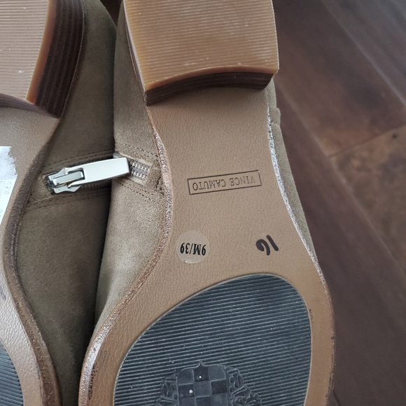 Vince Camuto boots size 9 in beige - Picture 2 of 2